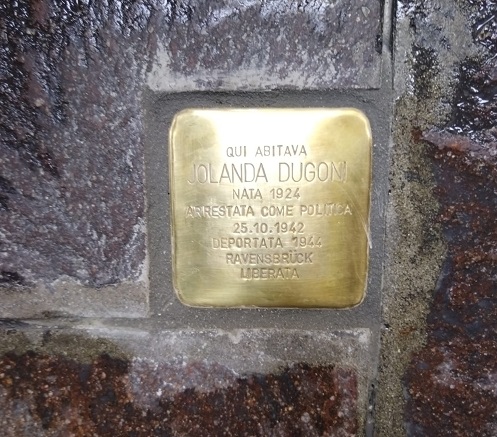 Posata la pietra d’inciampo in memoria di Jolanda Dugoni che conobbe gli orrori del campo di concentramento e li testimoniò