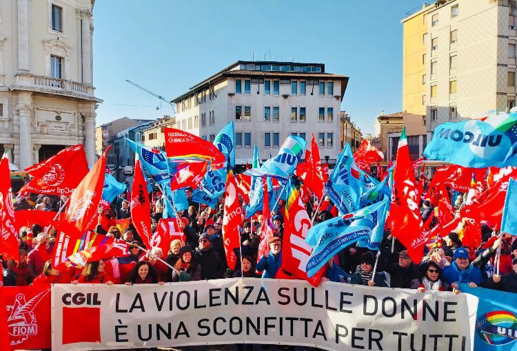 Sciopero Cgil e Uil riuscito: in duemila manifestano in piazza Martiri di Belfiore. Adesioni molto alte: 100% alla Comer, 95% alla Bondioli e Pavesi, 90 % alla Corneliani, boom di astensioni nei macelli