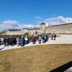 In settanta da Mantova, pensionati e studenti a Mauthausen in visita ai luoghi della deportazione per il progetto “In treno per la memoria”