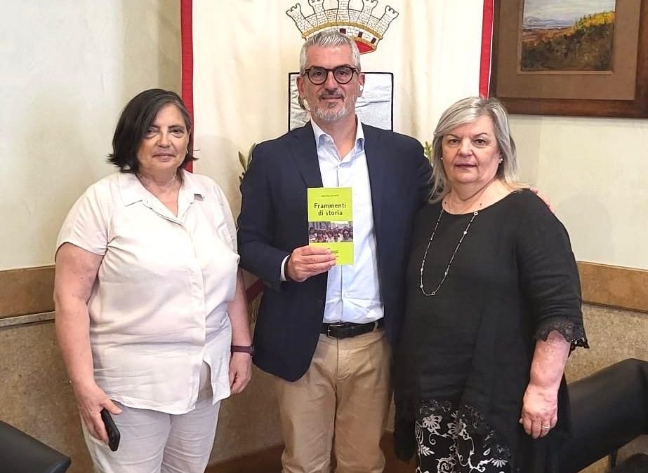 “Frammenti di storia”: lo Spi Cgil consegna il libro di Gabriella Zucchelli al sindaco Palazzi