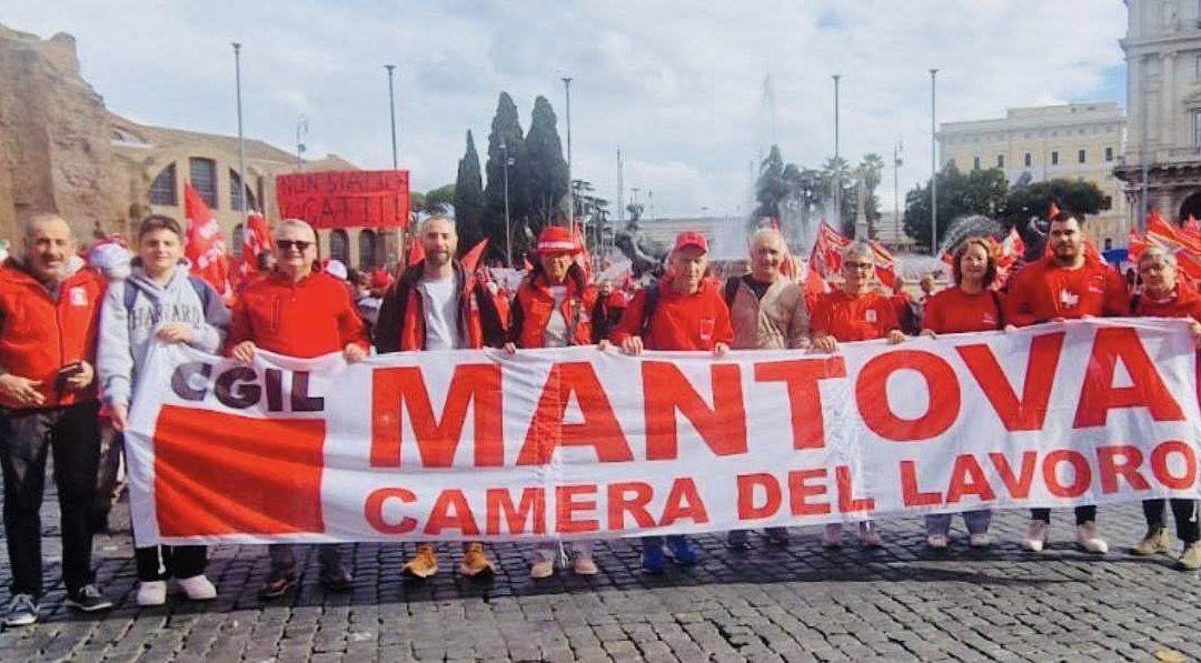 Anche 600 mantovani fra i duecentomila in corteo a Roma per chiedere stipendi e pensioni più alti, più fondi per scuola e sanità e stop a una politica del riarmo