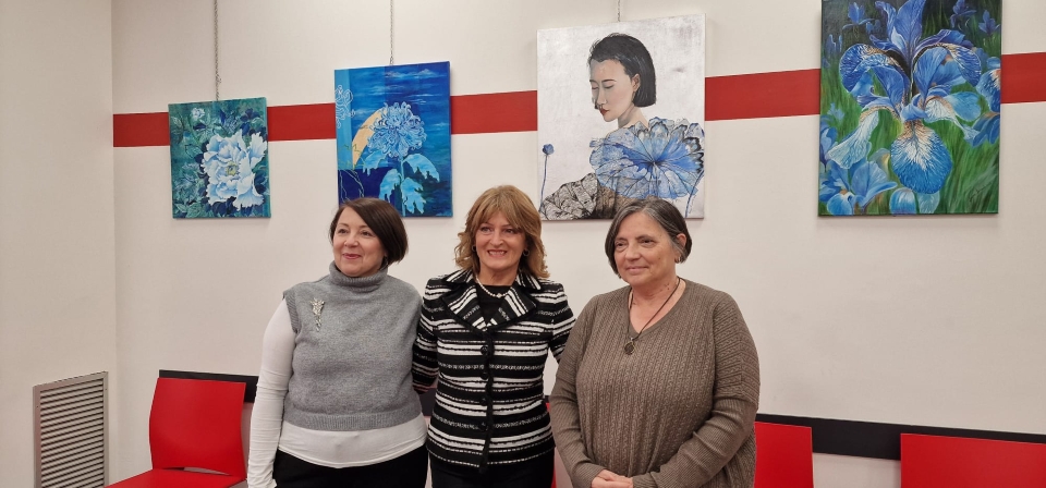 “Una donna, un fiore” inaugurata in sala Motta la mostra di Laura Saccardi e presentate le iniziative per la Giornata Internazionale contro la violenza sulle donne